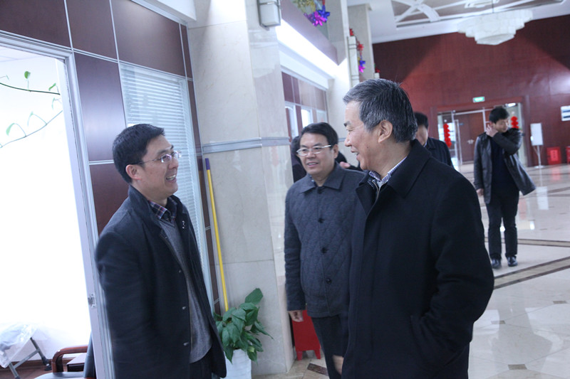 集團公司領導節后上班第一天走訪慰問干部職工