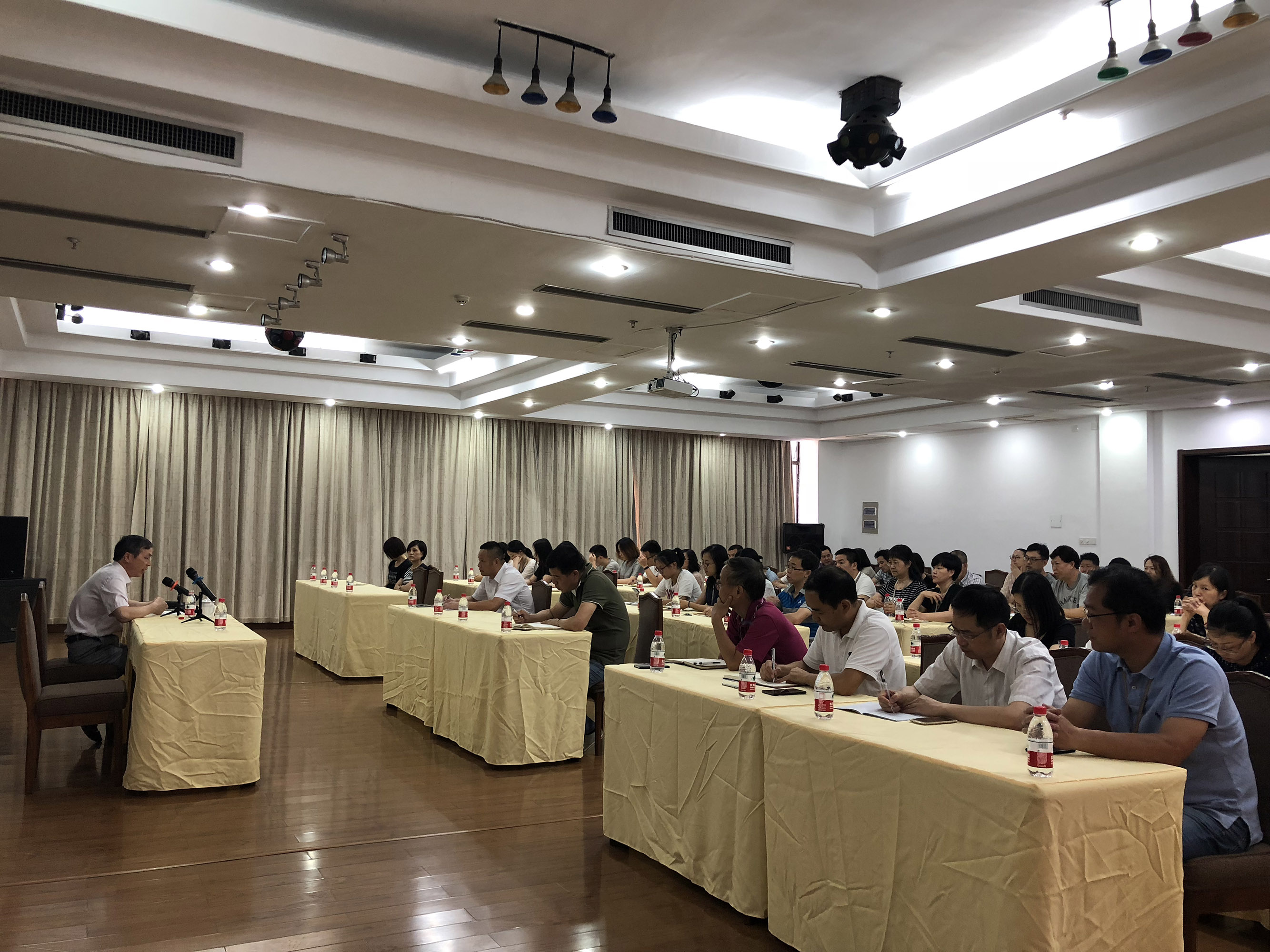 集團公司黨委書記總經理虞岳明赴工藝品公司宣講經濟形勢