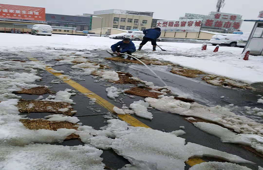 浴雪奮戰 商業公司員工“最美堅守”