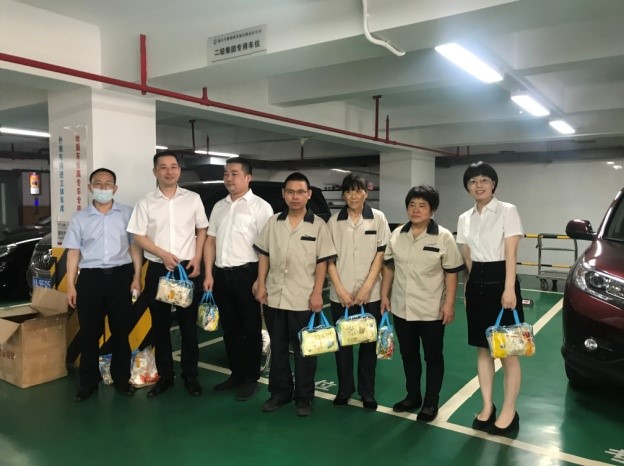 商業公司領導班子情系職工送清涼