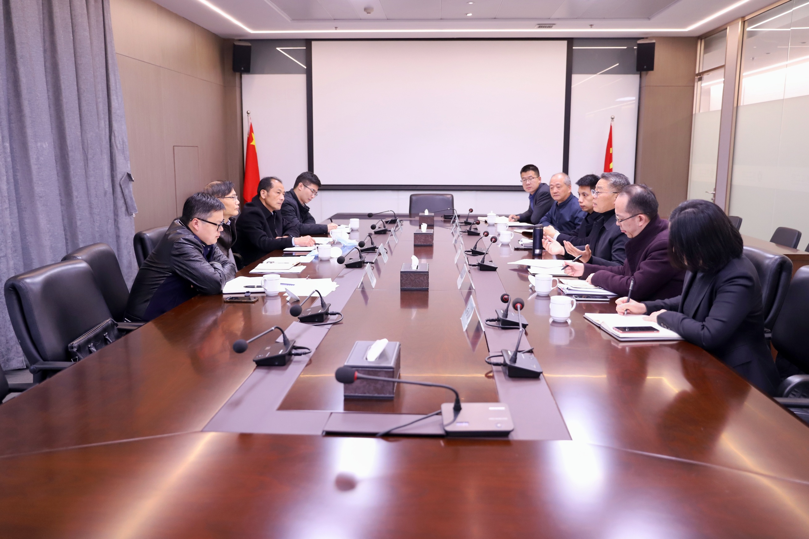 駐國資委紀檢組和省紀委五室來省二輕集團調研