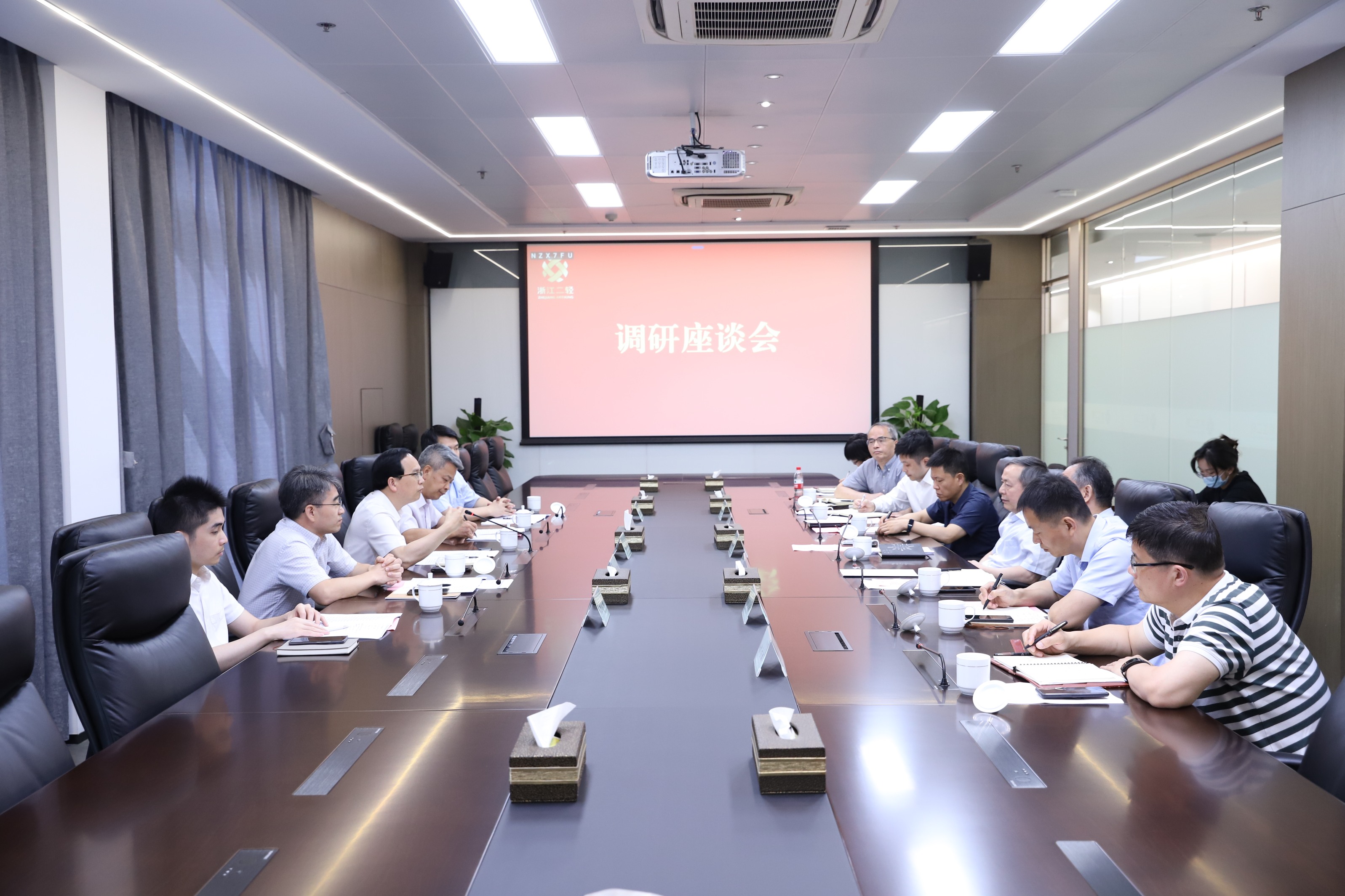 虞岳明與廣輕控股集團董事長戴智進行調研座談