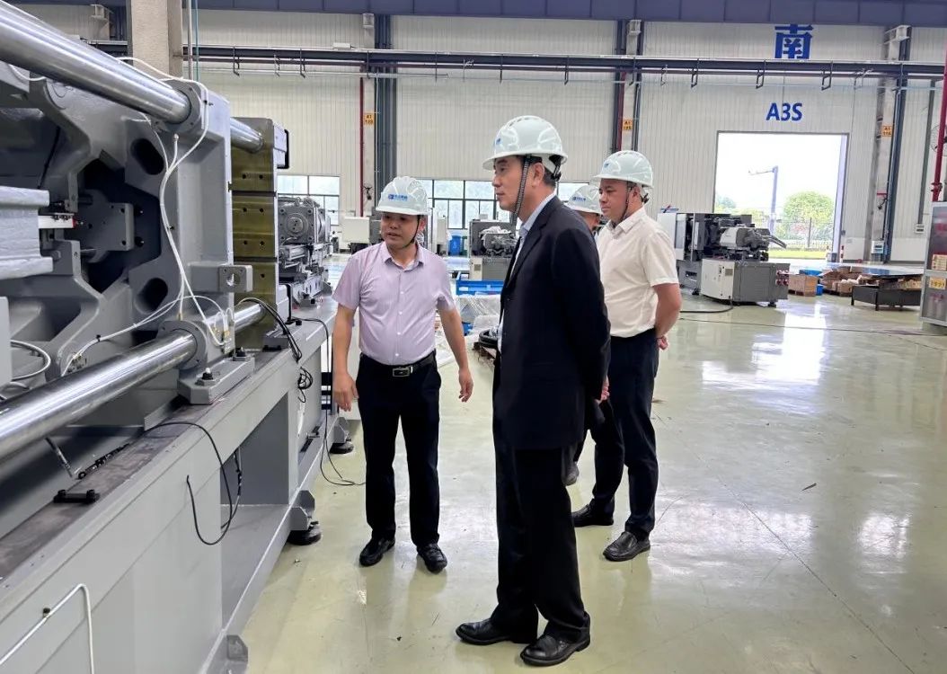 中國機械工業聯合會總經濟師葉定達一行來省二輕集團申達機器公司調研