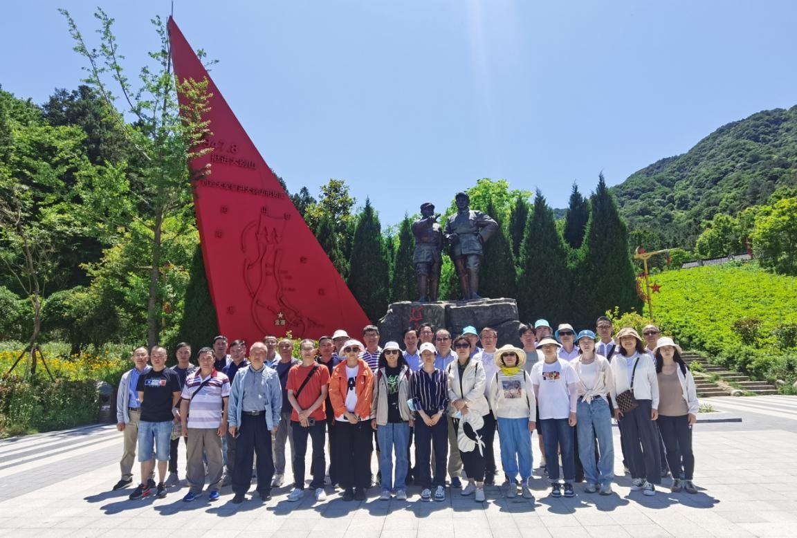 紅色山河當(dāng)課堂 英雄史詩(shī)作教材 省二輕集團(tuán)工會(huì)組織先進(jìn)職工踏訪大別山革命熱土