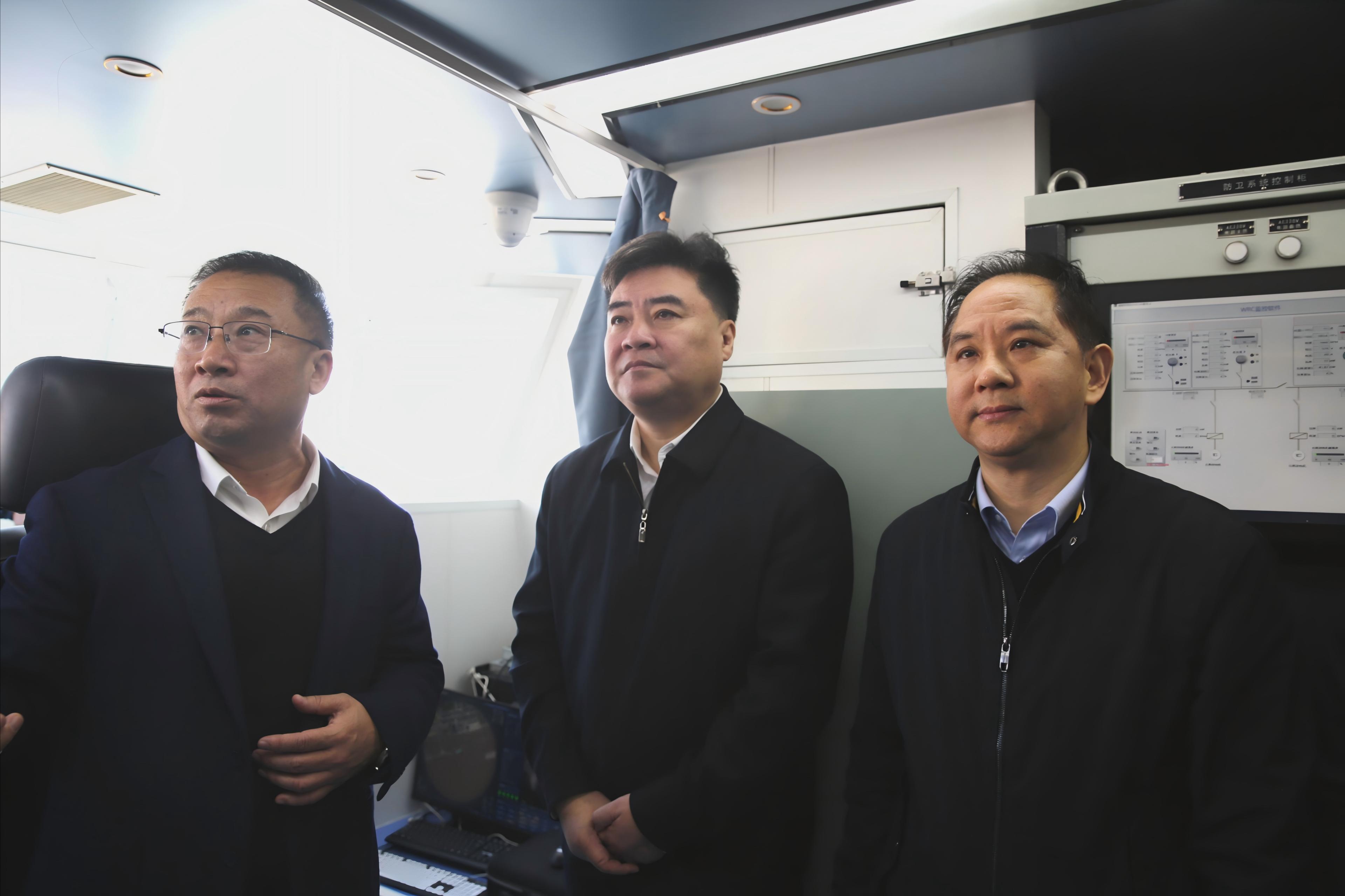 何中偉一行調(diào)研省二輕集團(tuán)百噸級(jí)無(wú)人船項(xiàng)目